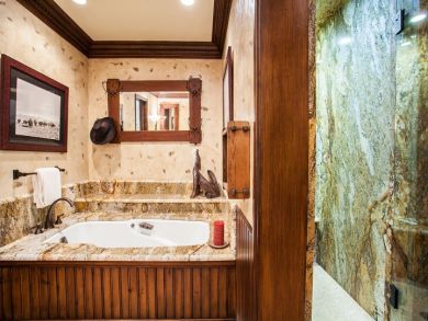 Luxury Alpine Style Huge Vacation Retreat Ski in Ski Out